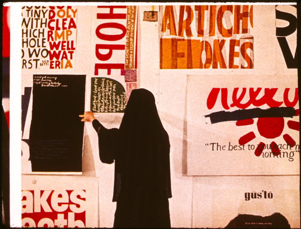 Corita dans son studio, c. 1965. © Image courtesy of the Corita Art Center, Los Angeles, corita.org.