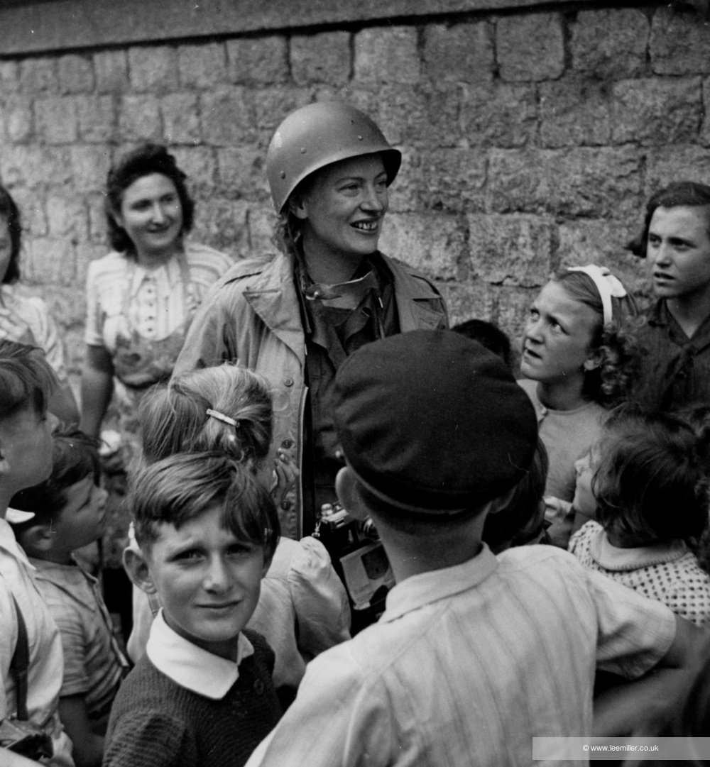 Lee Miller avec des enfants, France, 1944. © Lee Miller Archives, Angleterre 2024. Copyright Lee Miller Archives.