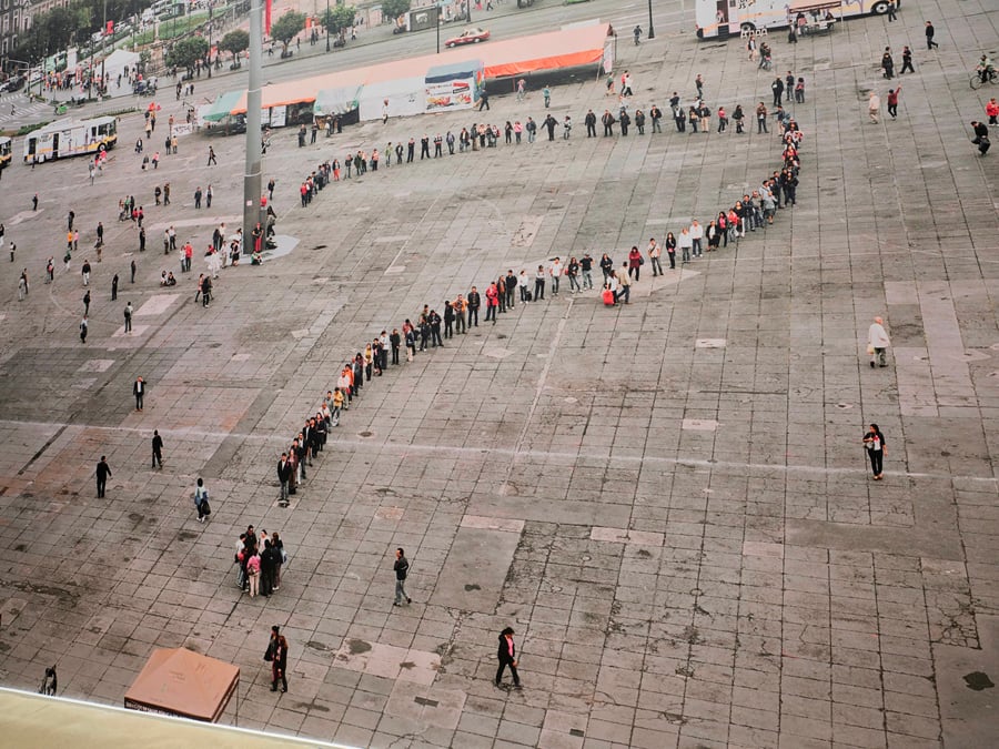 Rirkrit Tiravanija, Untitled 2012 (Remember JK, Universal Futurological Question Mark U. F. O., Zócalo, México City). Impression numérique. Vue de l’exposition A Lot of People, Les Forges, Parc des Ateliers, Luma Arles, Arles © Victor & Simon. Iris Millot.