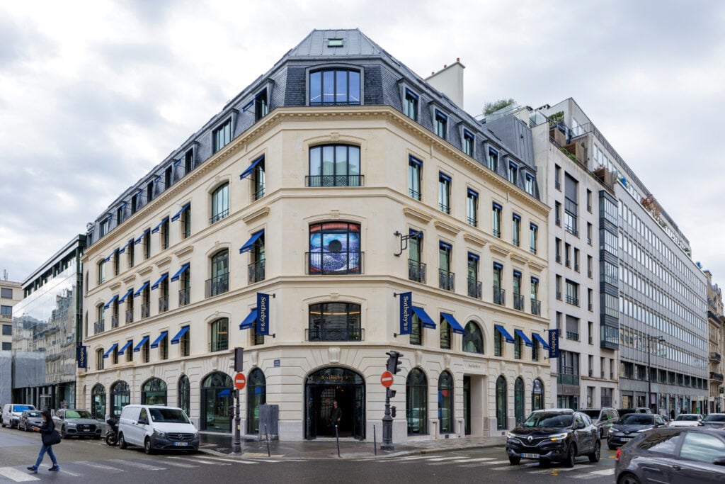 Vue de la façade de Sotheby's France au 83 rue du Faubourg Saint Honoré, Paris. © Luc Castel, 2024.