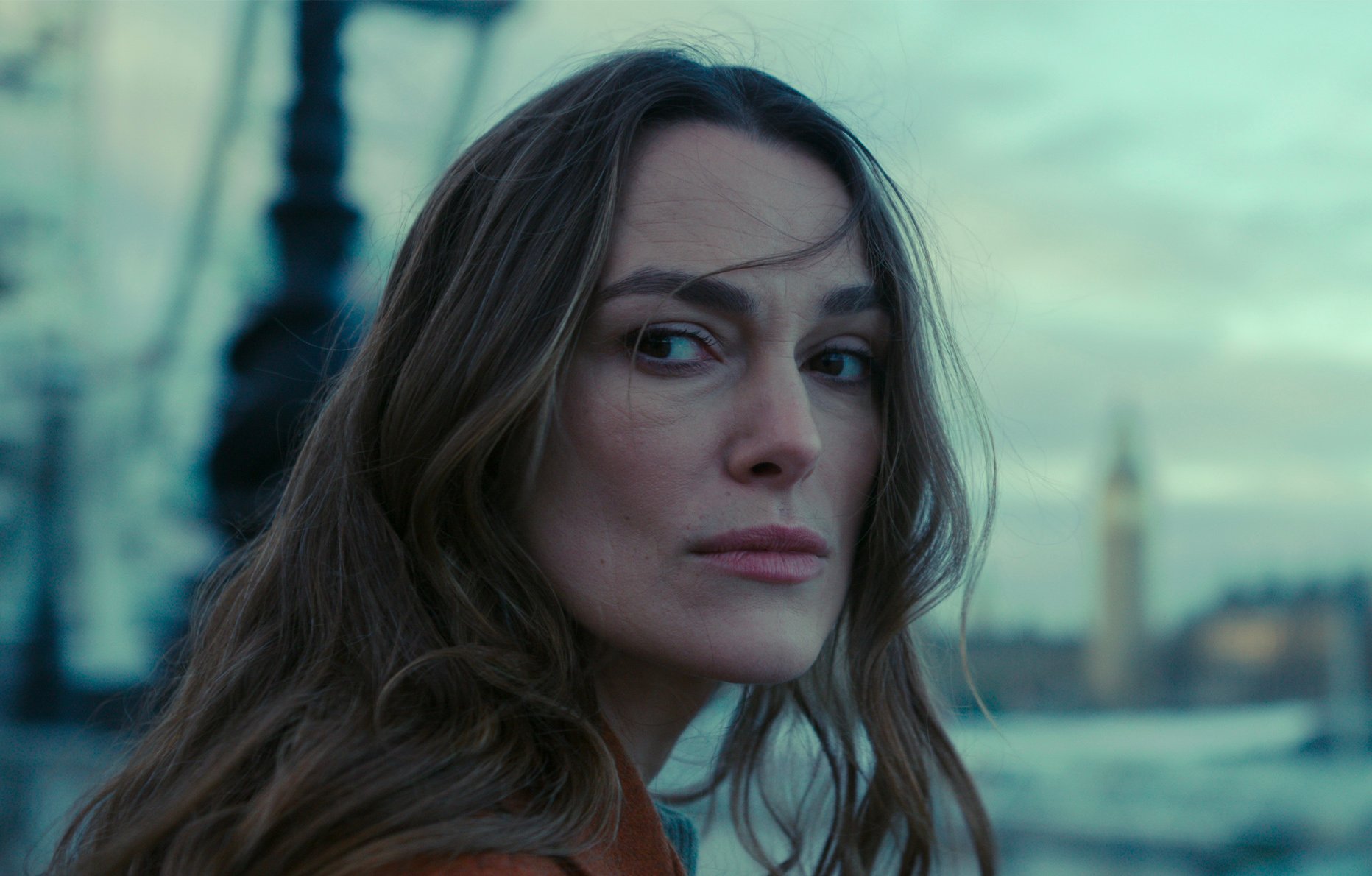 Keira Knightley dans la série Black Doves (2024) © Netflix.