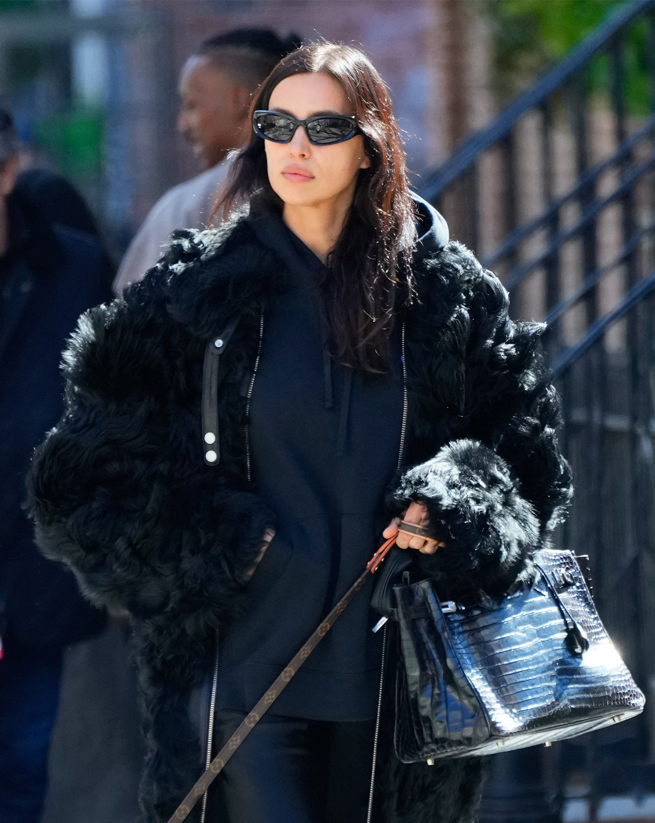 irina shayk en hoodie