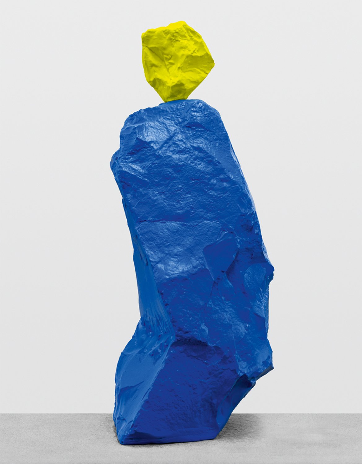 Ugo Rondinone, Yellow Blue Nun (2024). Pierre peinte et acier inoxydable. © Ugo Rondinone. Courtesy of the artist and Mennour, Paris. 