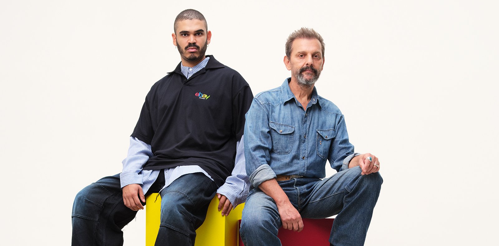 Ugo Rondinone et Tarek Lakhrissi photographiés par Horst Diekgerdes pour Numéro art. À gauche, Tarek Lakhrissi porte une chemise, un polo, un pantalon, Balenciaga. À droite, Ugo Rondinone porte une chemise et un pantalon, 45R, et des boots, Lemaire.