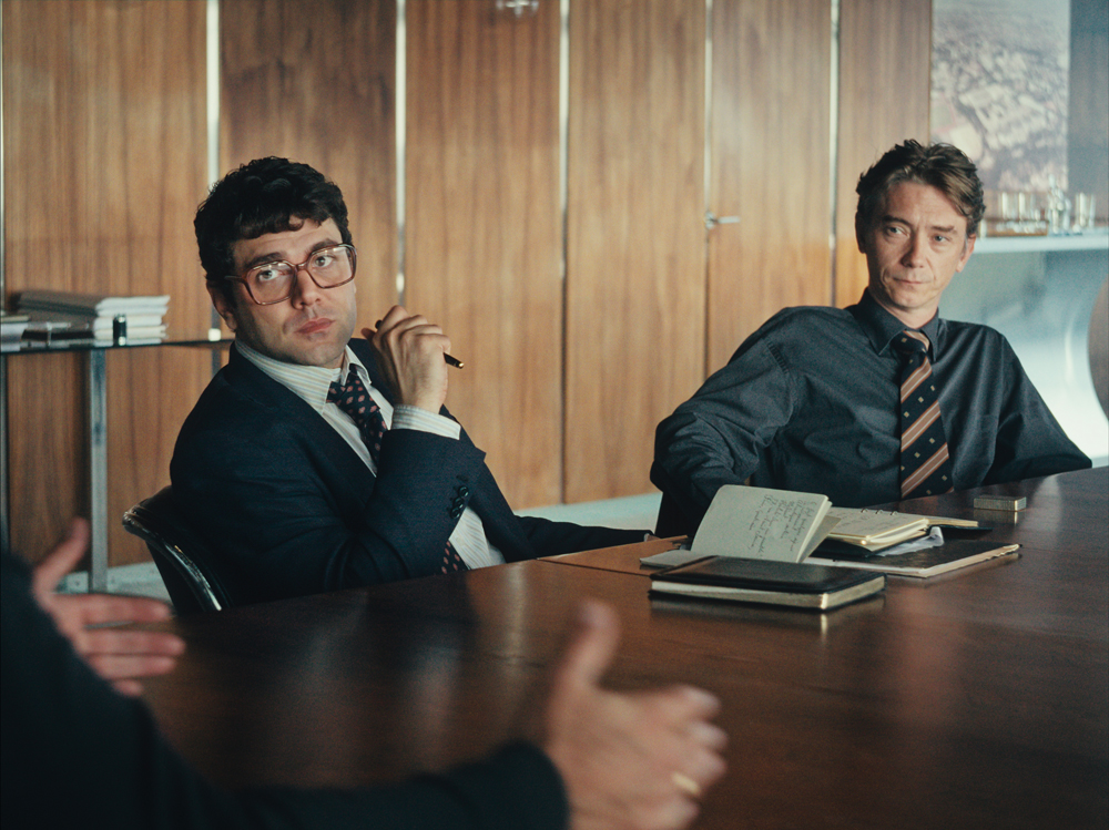 Photo des acteurs Xavier Dolan et Swann Arlaud dans le film L'Inconnu de la Grande Arche (2025) de Stéphane Demoustier.