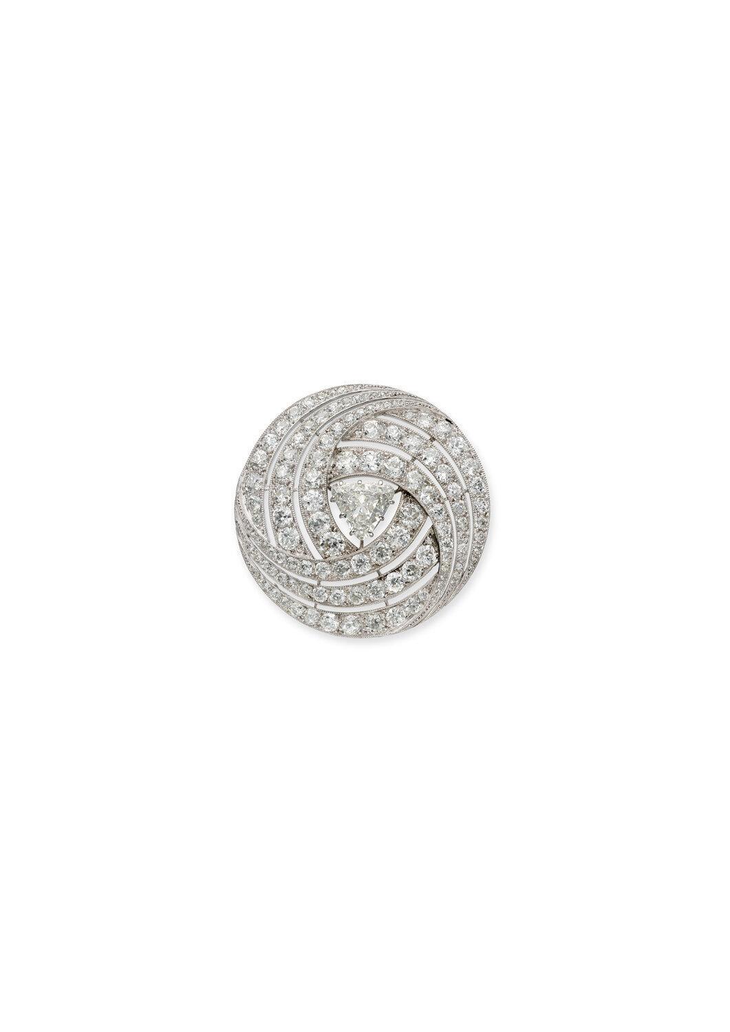 Carter Paris, broche japonaise (1907). Platine et diamants, diamètre : 3,95 cm.