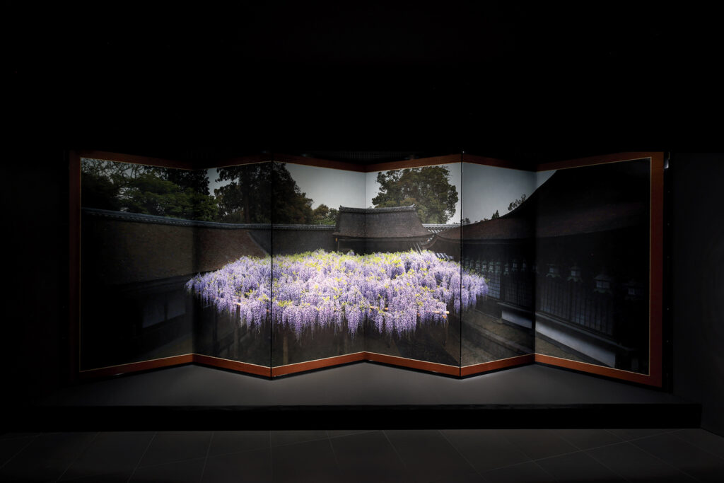 Hiroshi Sugimoto, paravent en treillis de glycine du sanctuaire Kasuga Taisha (2022). Courtesy the artist. 