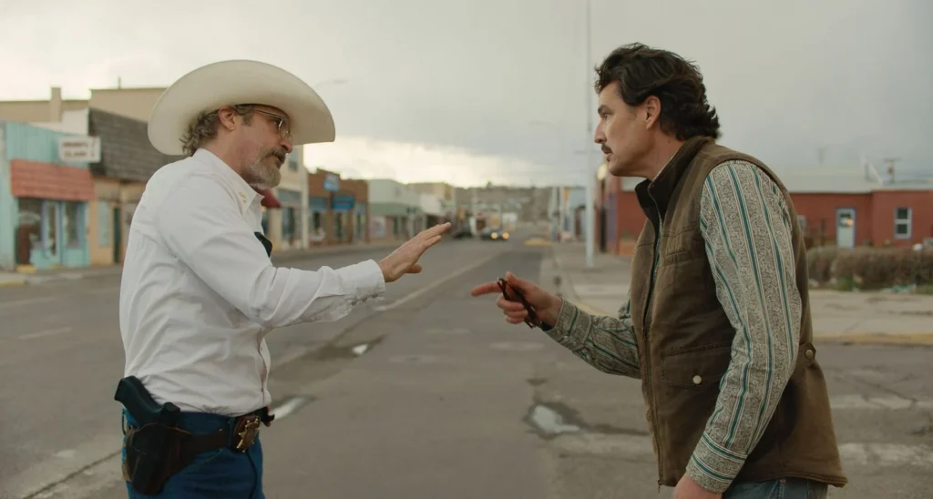 Pedro Pascal et Joaquin Phoenix dans le film Eddington (2025) © A24 Film.