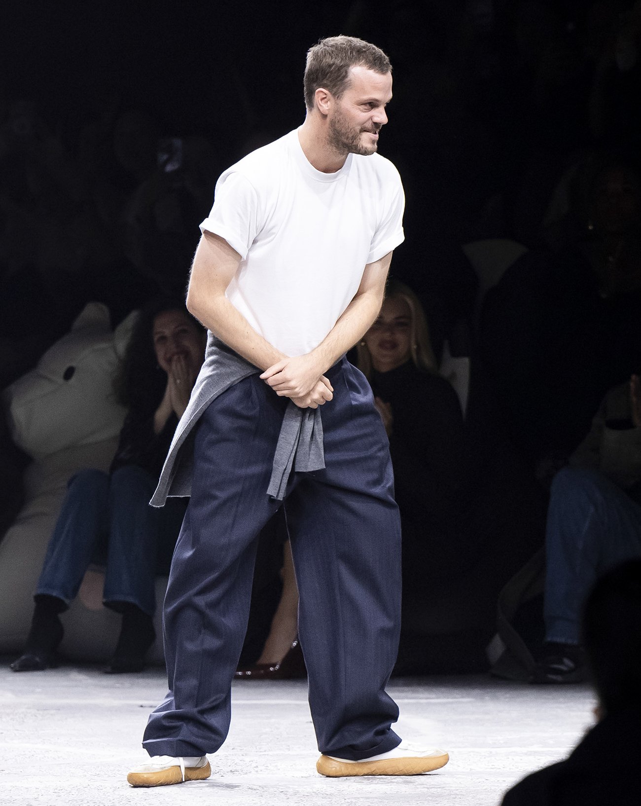 Matthieu Blazy au défilé Bottega Veneta printemps-été 2025 à la Fashion Week de Milan le 21 septembre 2024 © Victor VIRGILE/Gamma-Rapho via Getty Images.