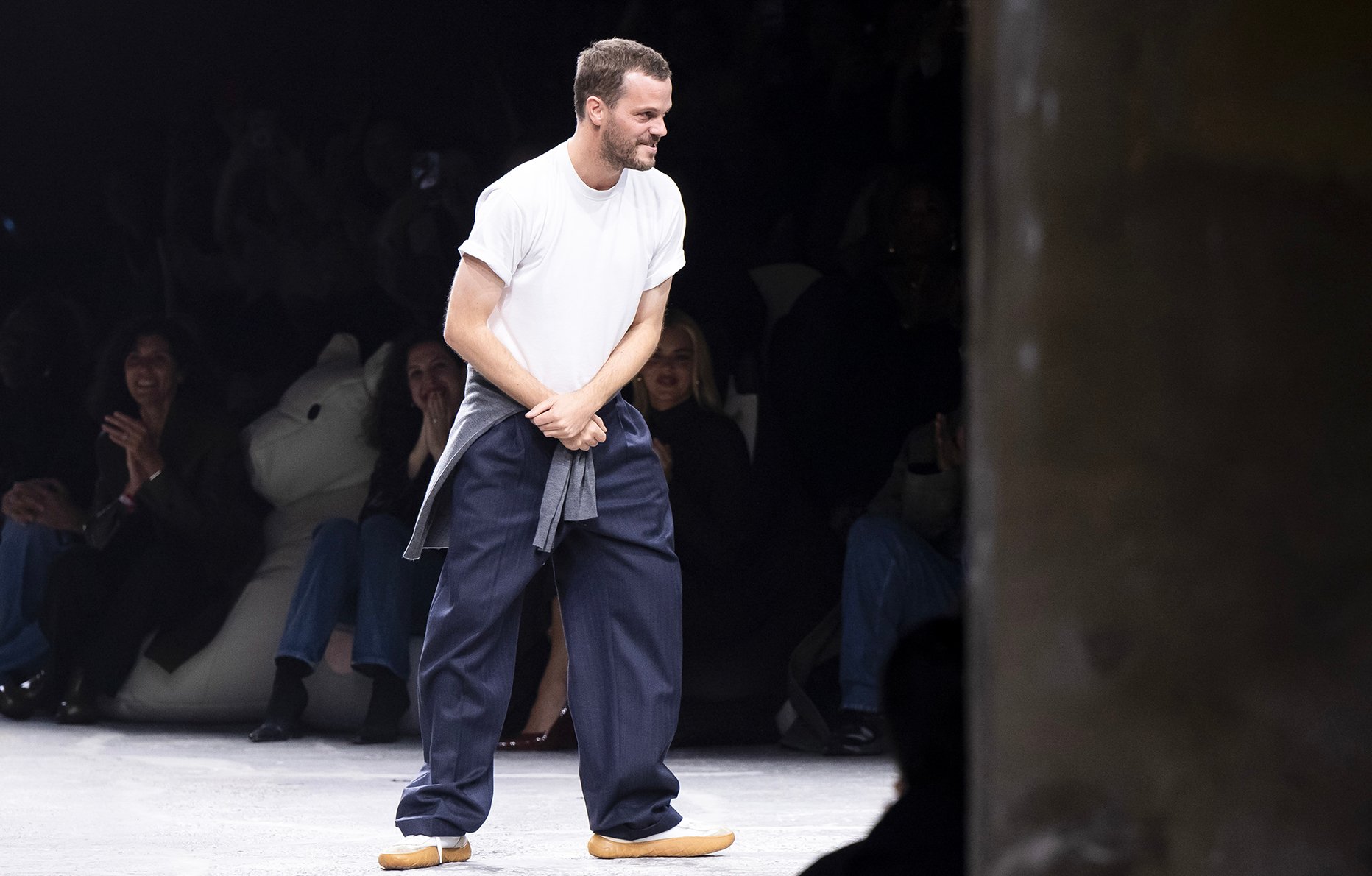 Matthieu Blazy au défilé Bottega Veneta printemps-été 2025 à la Fashion Week de Milan le 21 septembre 2024 © Victor VIRGILE/Gamma-Rapho via Getty Images.