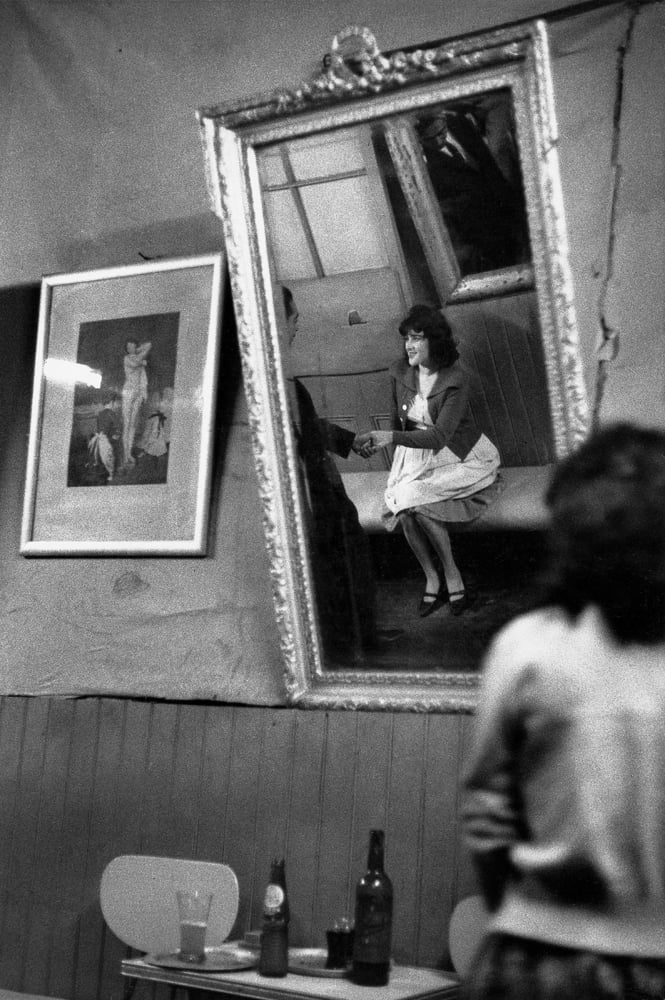 Sergio Larrain, CHILE. Valparaiso. Bar "Los siete Espejos". 1963. © Sergio Larrain - Magnum Photos. exposition paris photo 2024