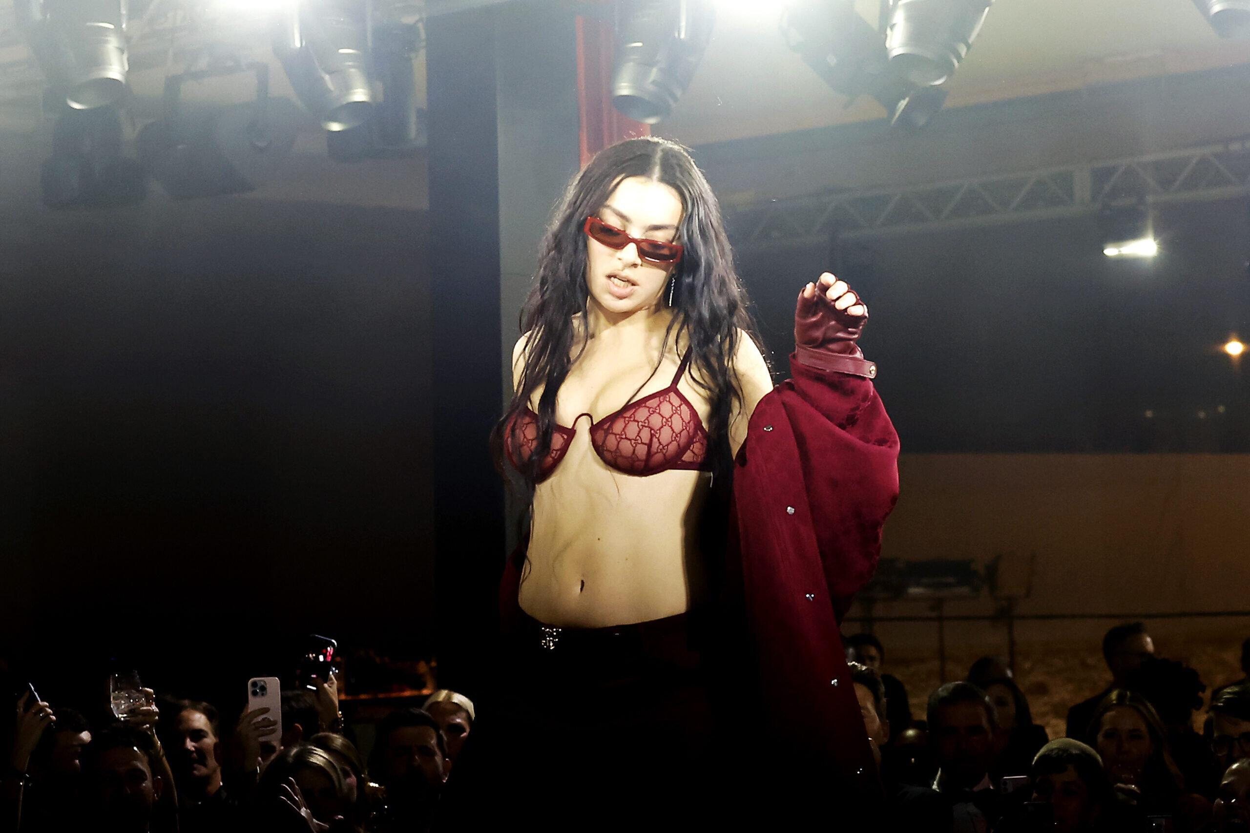 Charli xcx en Gucci au LACMA Art+Film Gala, présenté par Gucci au Los Angeles County Museum of Art, le 2 novembre 2024, à Los Angeles. Photo par Stefanie Keenan/Getty Images pour le LACMA.