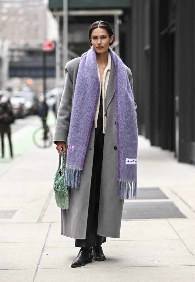 Street style pendant la Fashion Week de New York en février 2024 © Photo by Daniel Zuchnik/Getty Images.