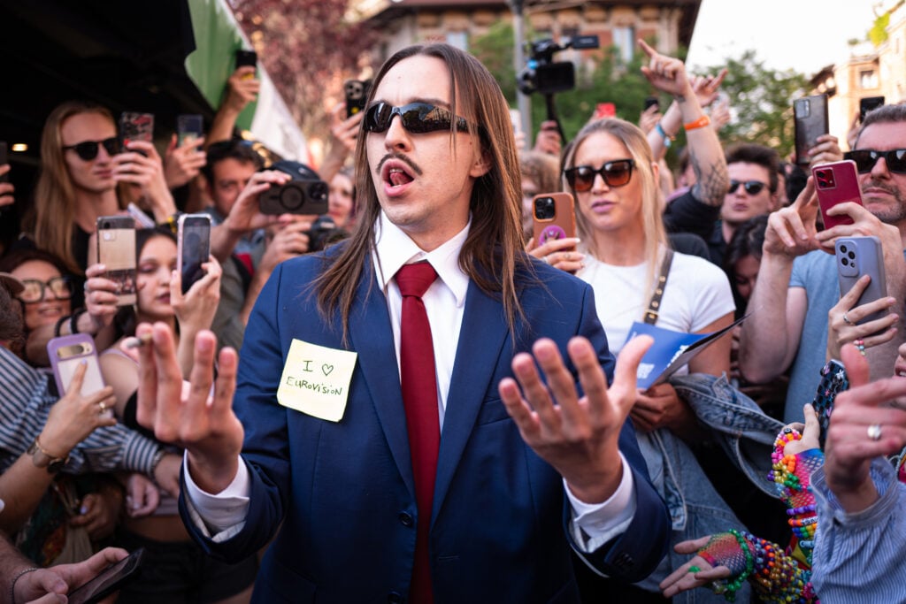 Le rappeur estonien Tommy Cash assiste à un événement avec des fans pour promouvoir sa participation au Concours Eurovision de la chanson 2025 à Milan, en Italie.