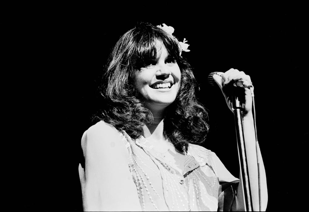  Linda Ronstadt sur la scène du New Victoria Theatre, à Londres, le 12 novembre 1976 © Photo de Gus Stewart/Redferns. 