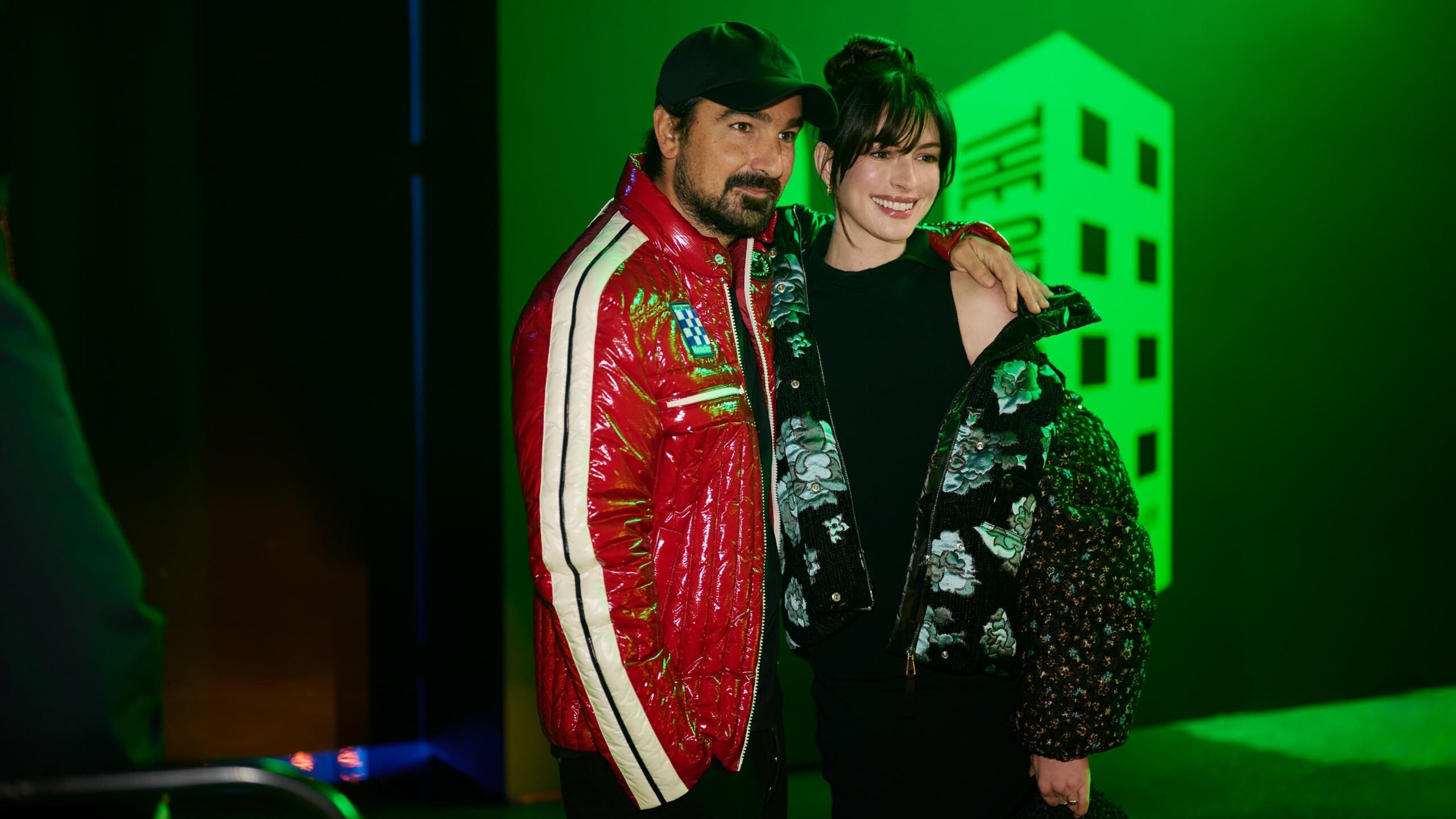 Francesco Ragazzi et Anne Hathaway à l'évènement Moncler The City of Genius à Shanghai.