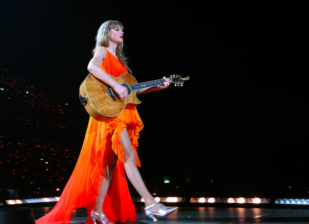 Taylor Swift en Roberto Cavalli lors de sa tournée The Eras Tour à Paris © Roberto Cavalli.