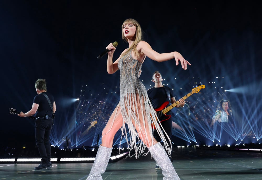 Taylor Swift en Roberto Cavalli lors de sa tournée The Eras Tour à Paris © Roberto Cavalli.