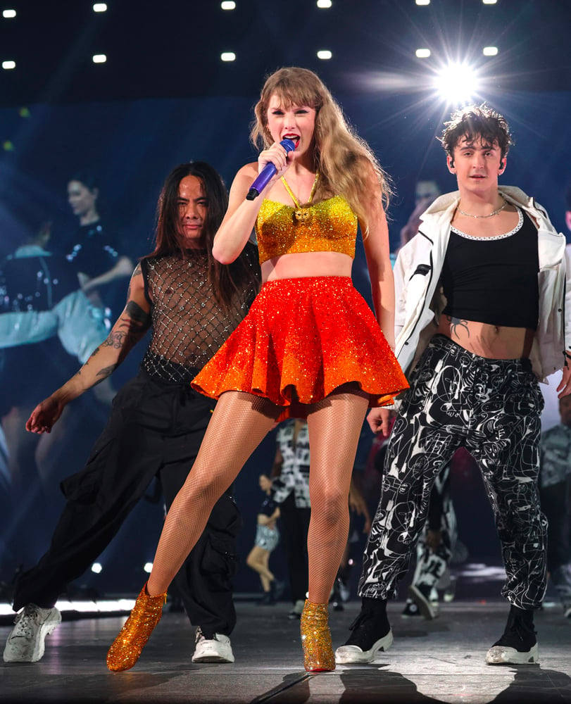 Taylor Swift en Roberto Cavalli lors de sa tournée The Eras Tour à Paris © Roberto Cavalli.