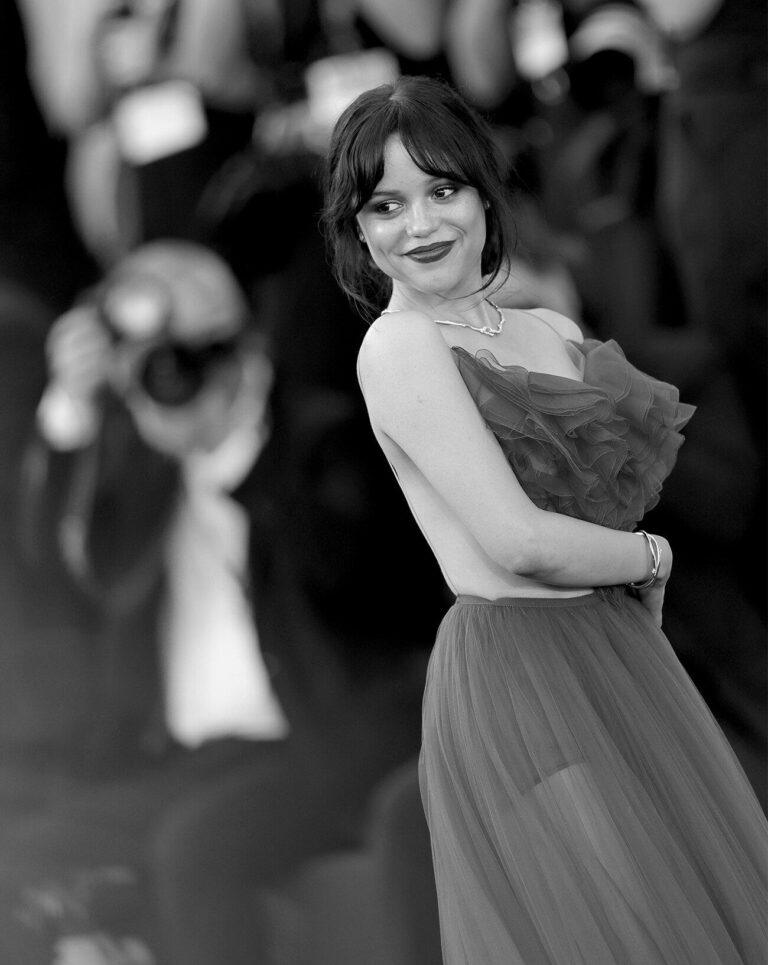 Dans un cliché en noir et blanc, l'actrice Jenna Ortega prend la pose sur le tapis rouge à la Mostra de Venise 2024.