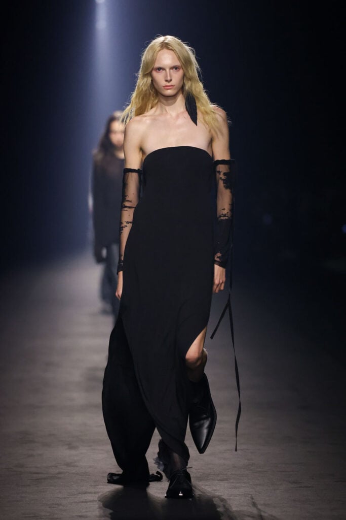 Alex Consani au défilé Ann Demeulemeester 