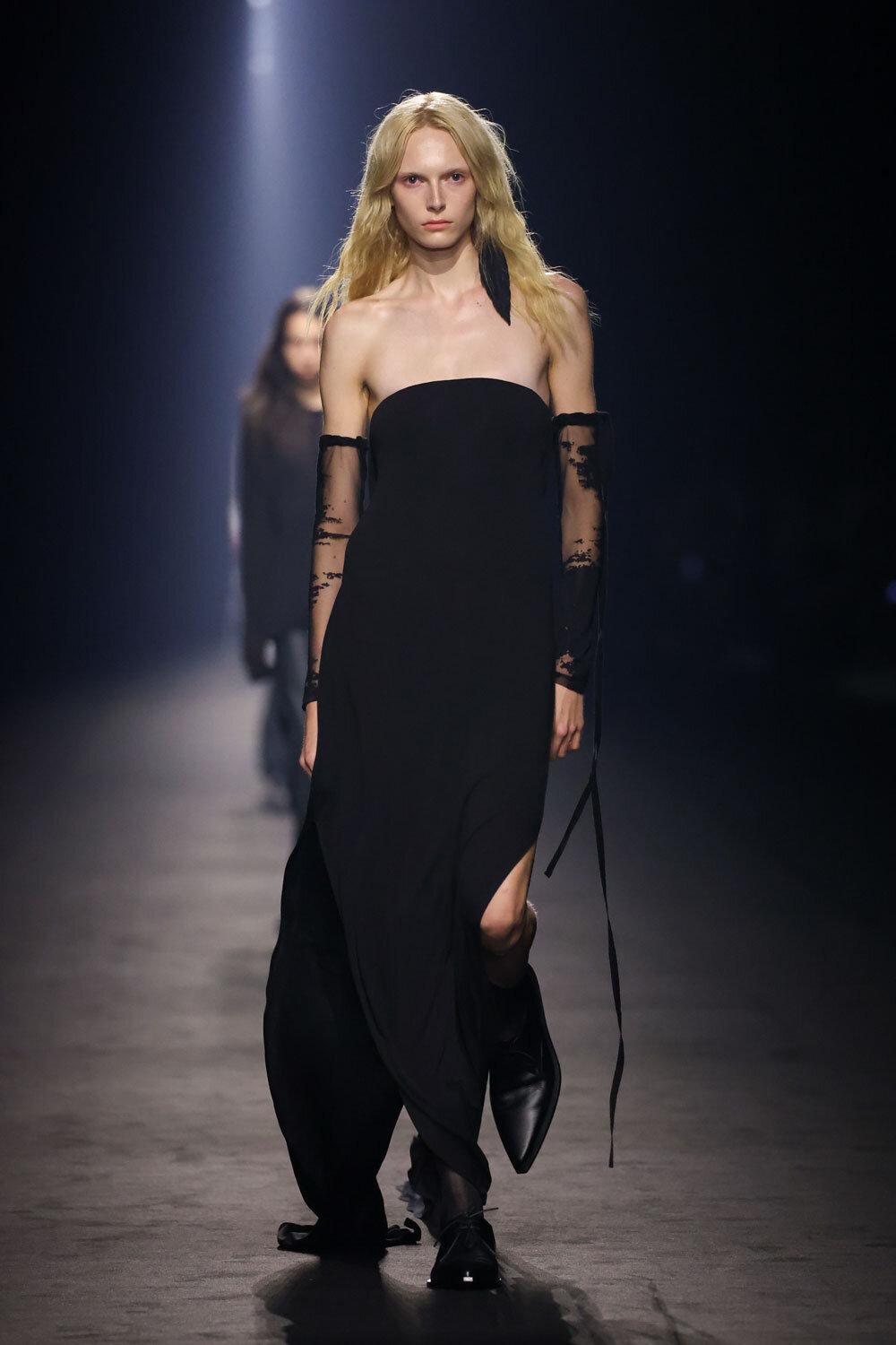Alex Consani au défilé Ann Demeulemeester