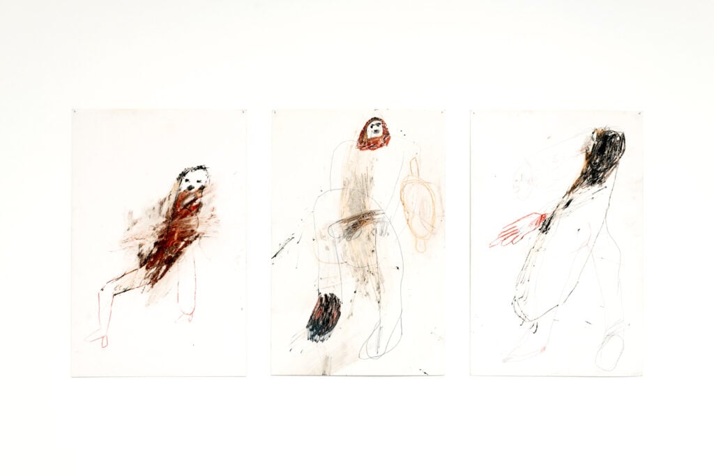 Armineh Negahdari, Je suis ces trois moments (2023). Triptyque (détail). Huile, graphite et pastel à l’huile sur papier, 25 x 38 cm. Collection Paul de La Taille. Vue de l’exposition d’Armineh Negahdari, Fresh from Failure, à la galerie Marcelle Alix, Paris, 2023.