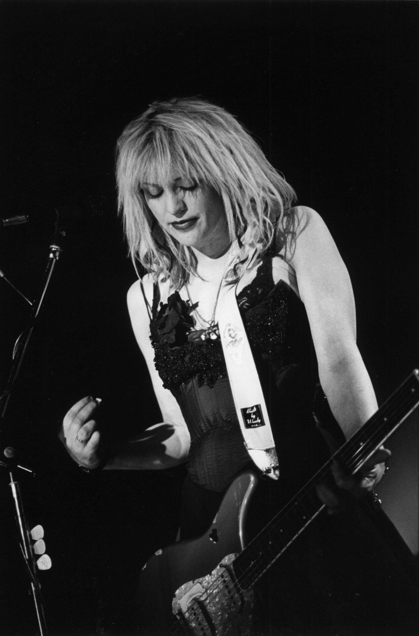 Courtney Love en concert avec Hole en 1995. Photo by Ebet Roberts/Redferns via Getty Images.