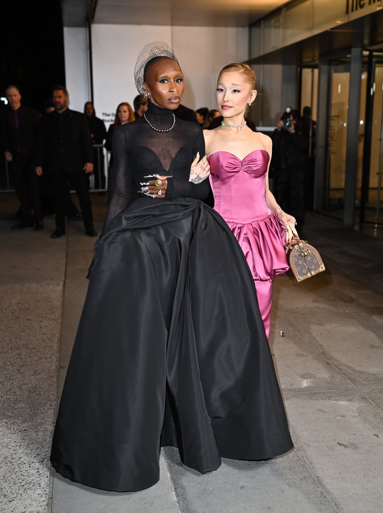 Cynthia Erivo en Christian Dior et Ariana Grande en Louis Vuitton arrivent à la première de Wicked au Museum of Modern Art le 14 novembre 2024 à New York © Photo de James Devaney/GC Images.