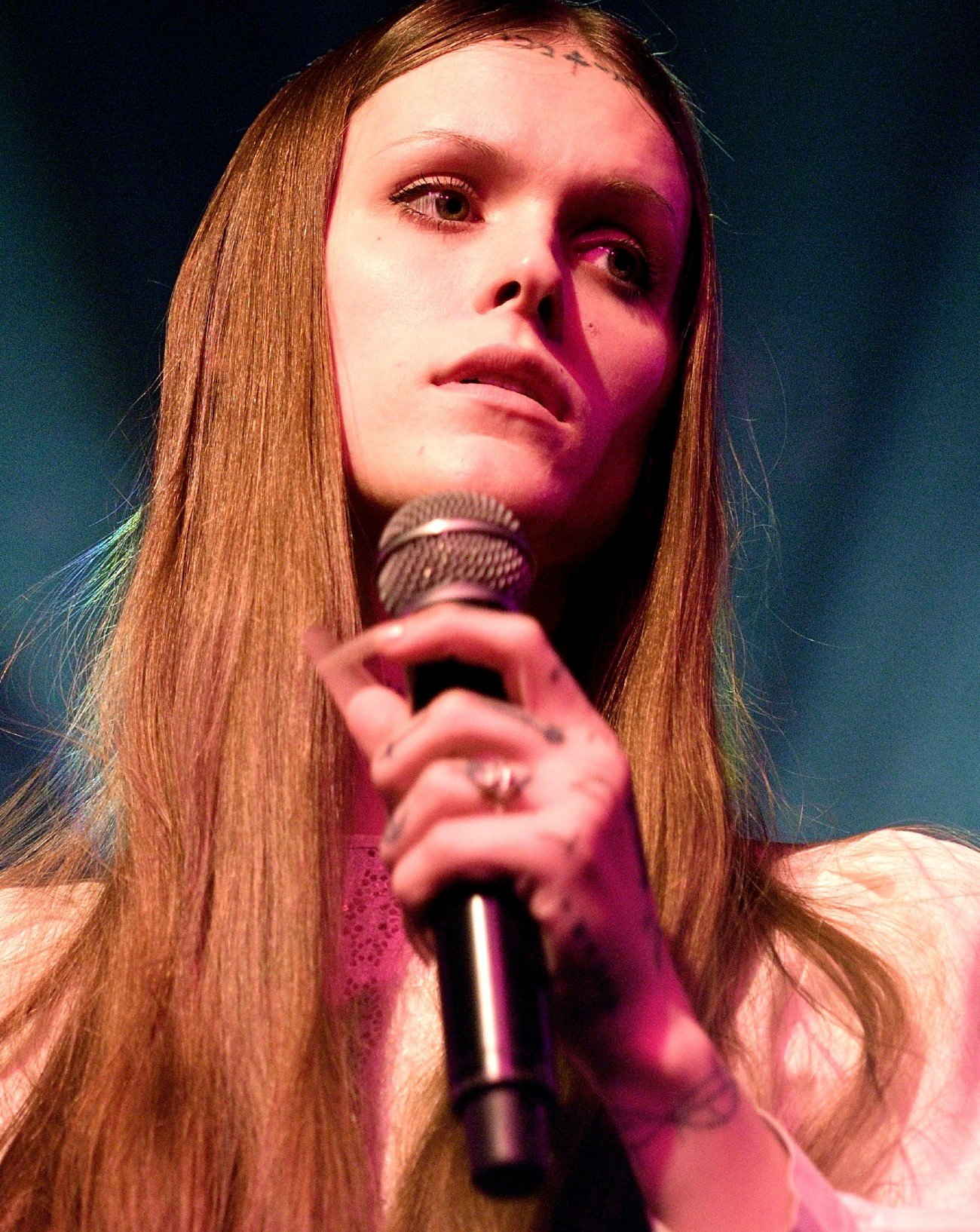 Ethel Cain en concert à Londres durant le Freezer Bride Tour, le 7 décembre 2022. Photo par Gus Stewart/Redferns via Getty Images.