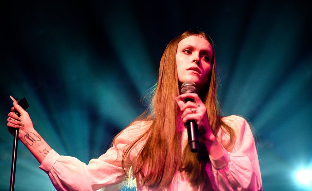 Ethel Cain en concert à Londres durant le Freezer Bride Tour, le 7 décembre 2022. Photo par Gus Stewart/Redferns via Getty Images.