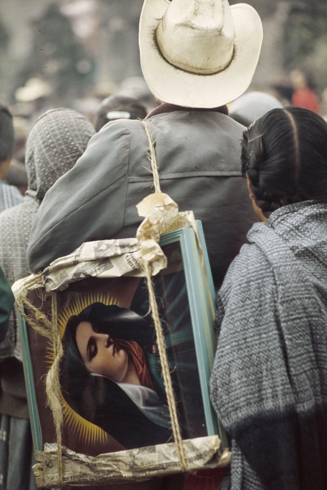 Gisèle Freund, "Paysan revenant d'un pèlerinage, Mexique​". ©/Imec, Fonds MCC, Dist. Rmn / Photo Gisèle Freund.