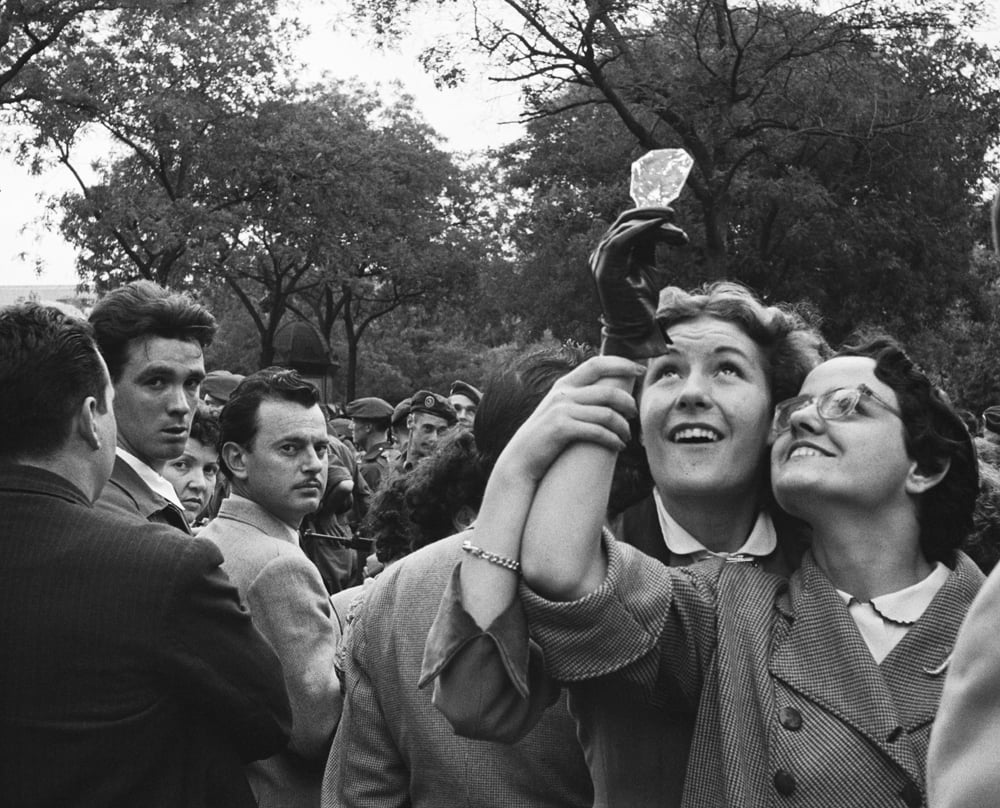 Gisèle Freund, "Spectateurs, Paris, 14 juillet 1954​". ©/Imec, Fonds MCC, Dist. Rmn / Photo Gisèle Freund.