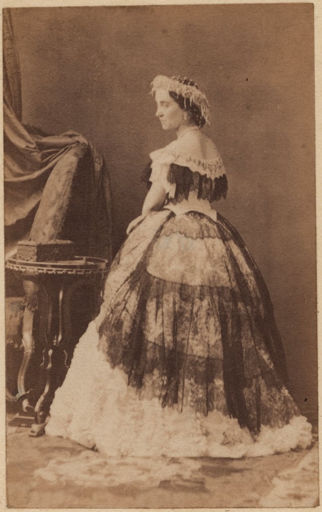 Eugène Disdéri, "Femme en crinoline, Paris" (1859) © musée Nicéphore Niépce, Chalon-sur-Saône.