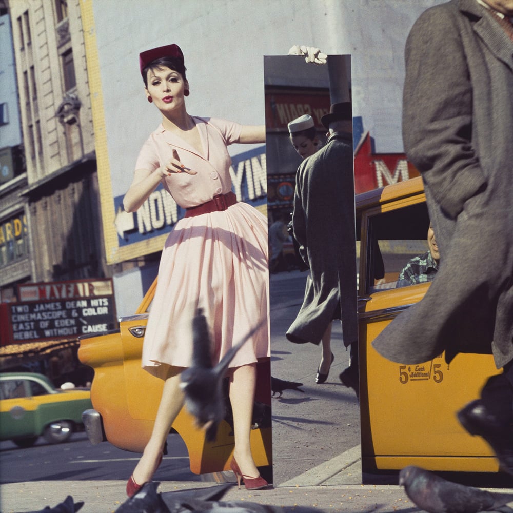 William Klein, "Anne + Isabella, Broadway & 46th. street, New York 1959 (pour Vogue)"(1959). © William Klein.