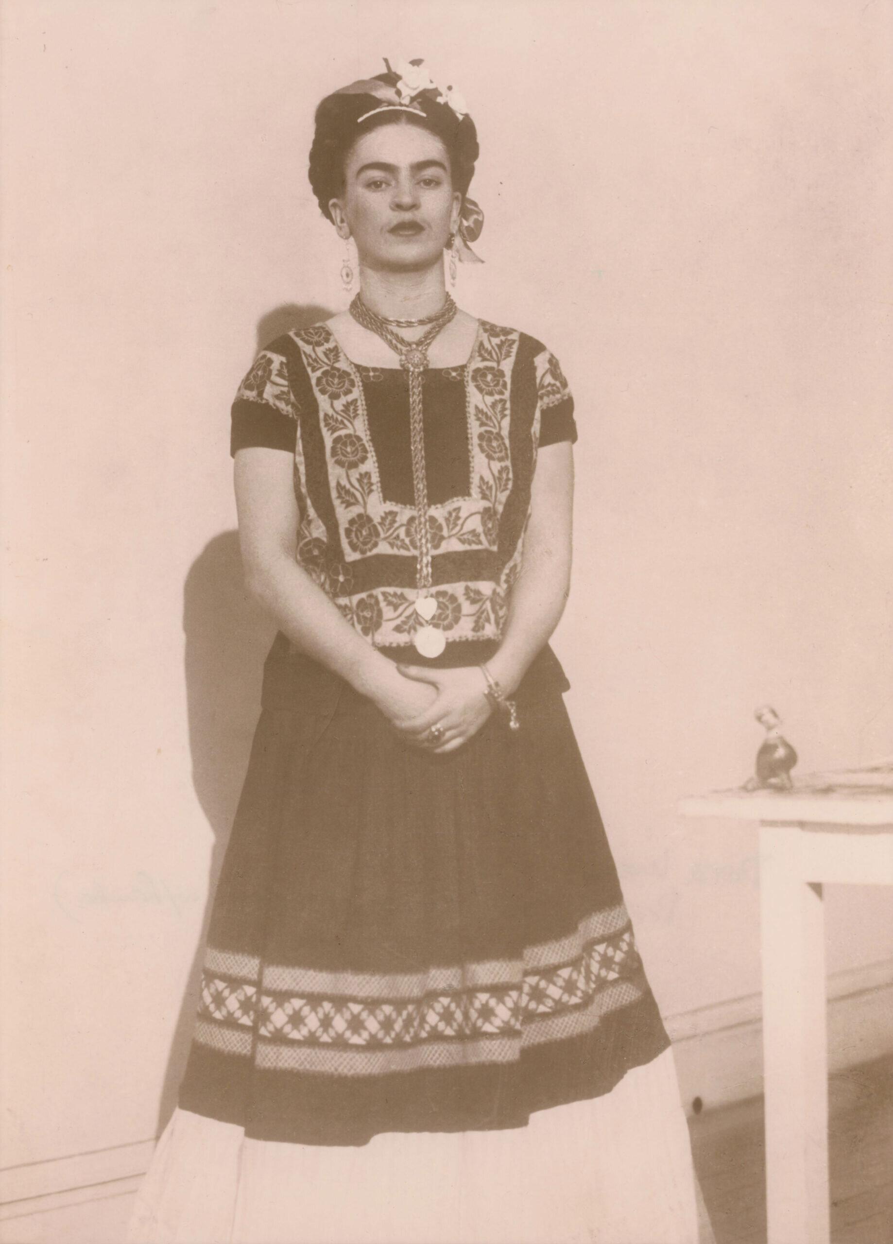 Frida Kahlo par Dora Maar, 1934 © DR, collection privée © Diego Rivera and Frida Kahlo archives, Bank of México, fiduciary in the Frida Kahlo and Diego Rivera Museums Trust / ADAGP, Paris 2022.