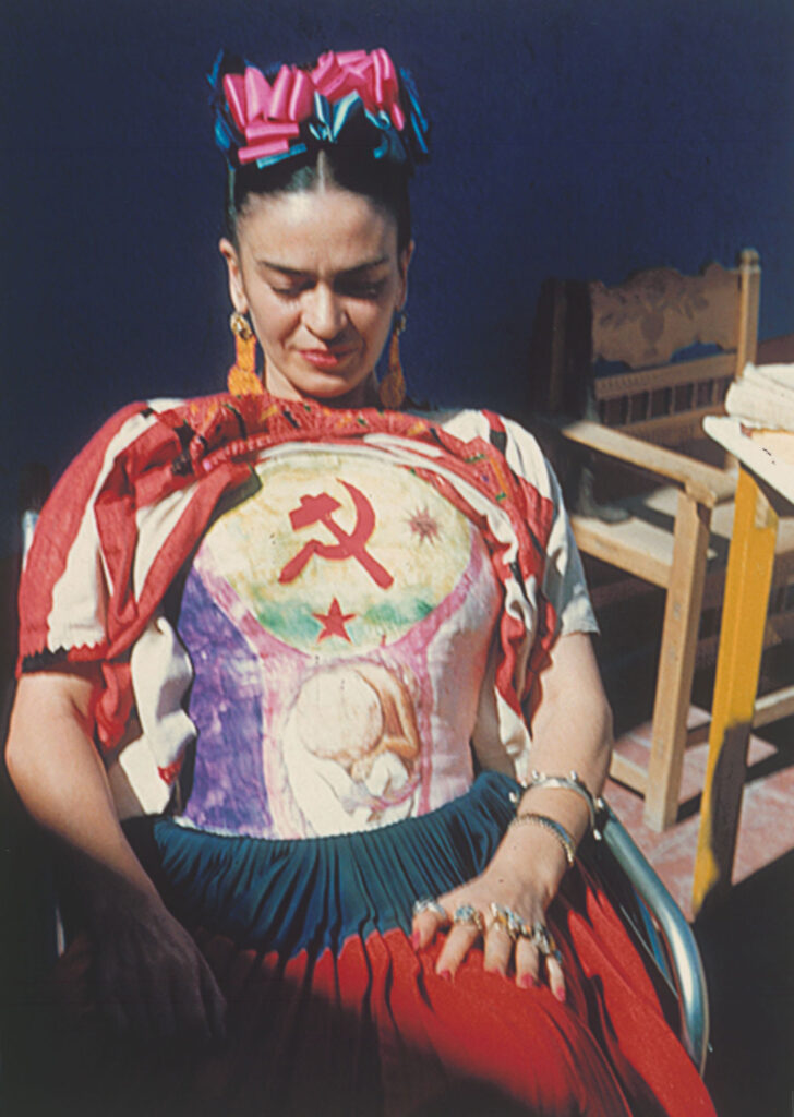 Frida Kahlo révélant son corset peint sous son huipil par Florence Arquin, vers 1951 © DR, collection privée © Diego Rivera and Frida Kahlo archives, Bank of México, fiduciary in the Frida Kahlo and Diego Rivera Museums Trust.