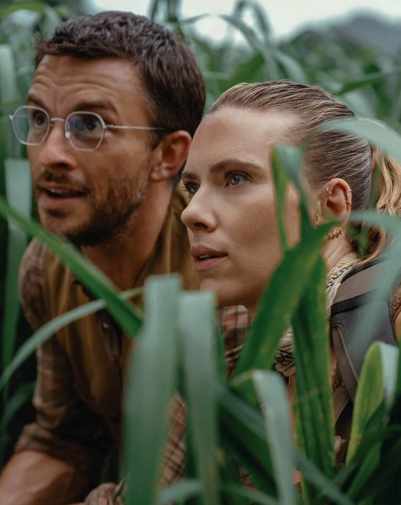 Jonathan Bailey et Scarlett Johansson dans le film Jurassic World : Renaissance.
