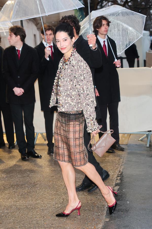 hannah o'neill en jupe transparente au defile chanel printemps-ete 2026