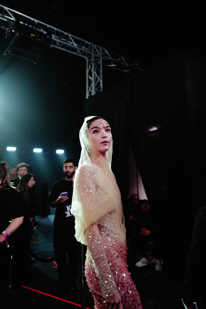 Les coulisses du défilé anniversaire Elie Saab à Riyad. © Elie Saab, en exclusivité pour Numéro.