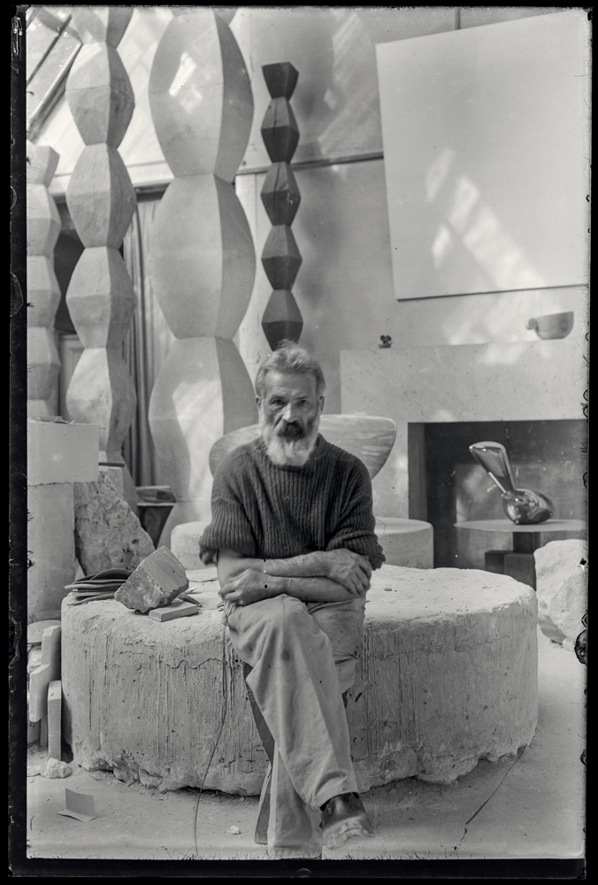 Constantin Brancusi, "Autoportrait dans l’atelier" (vers 1933-1934). © Succession Brancusi - All rights reserved   Adagp, Paris 2024  Crédit photographique : Centre Pompidou, Mnam-Cci/Dist. Rmn-Gp.