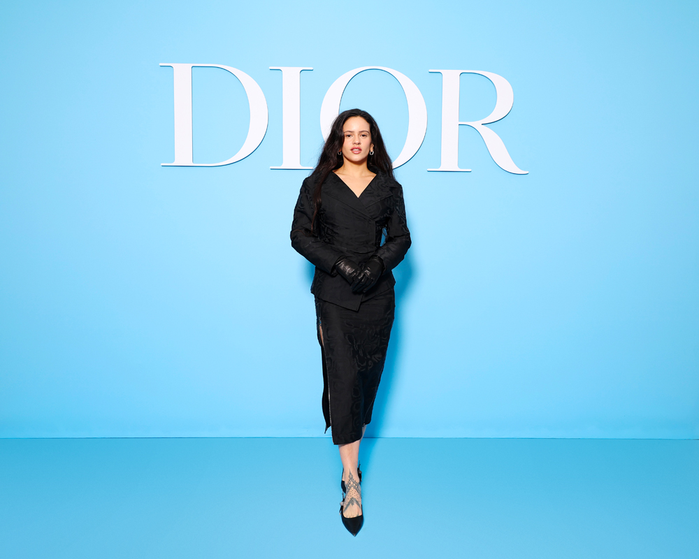 Rosalía en Dior au défilé Dior printemps-été 2025.
