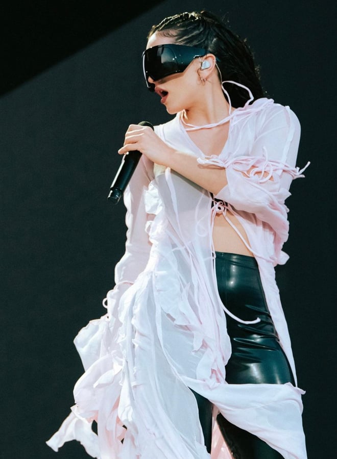 Rosalía en Acne Studios à Coachella en 2023 © Instagram @rosalia.vt.