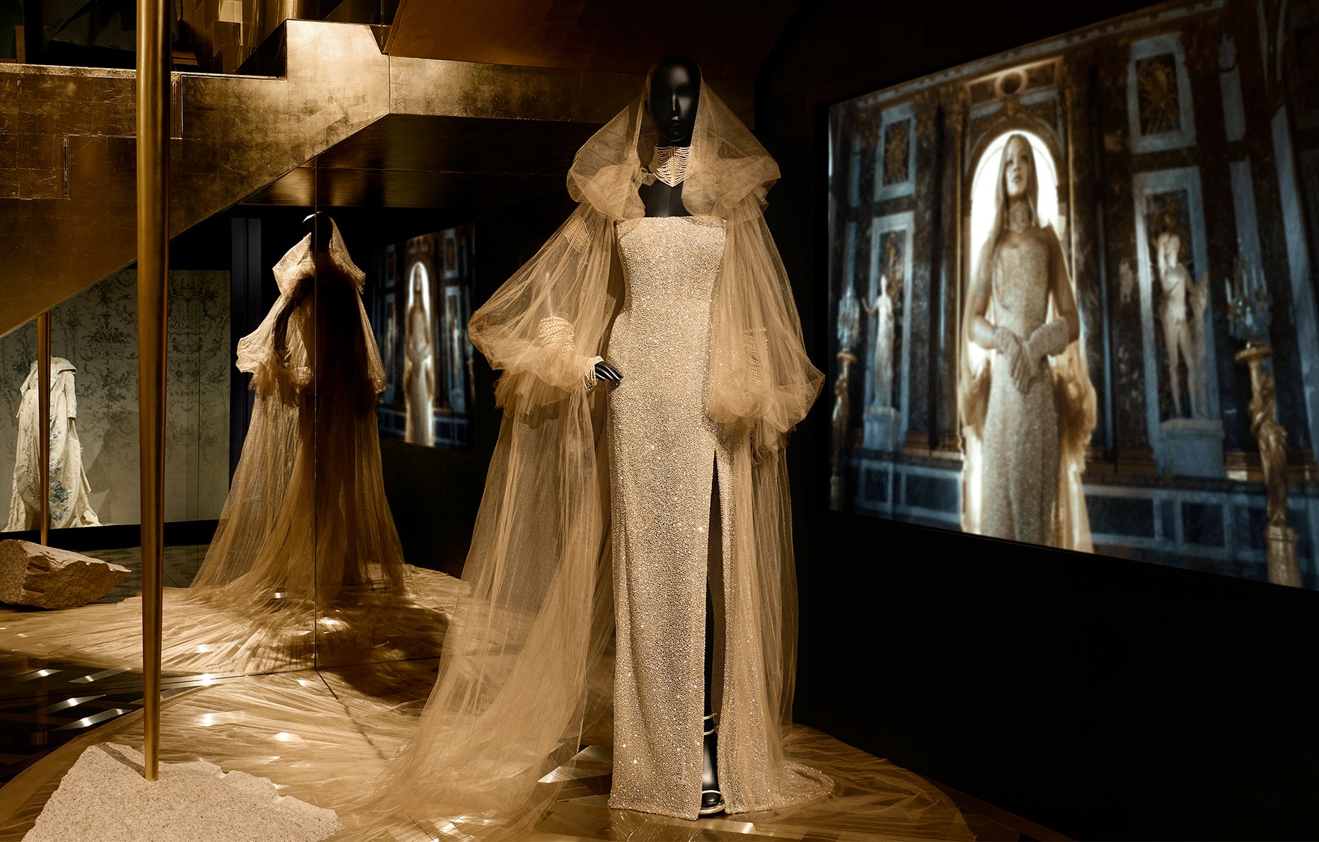 Robe Dior Rihanna j'adore fragrance parfum exposition