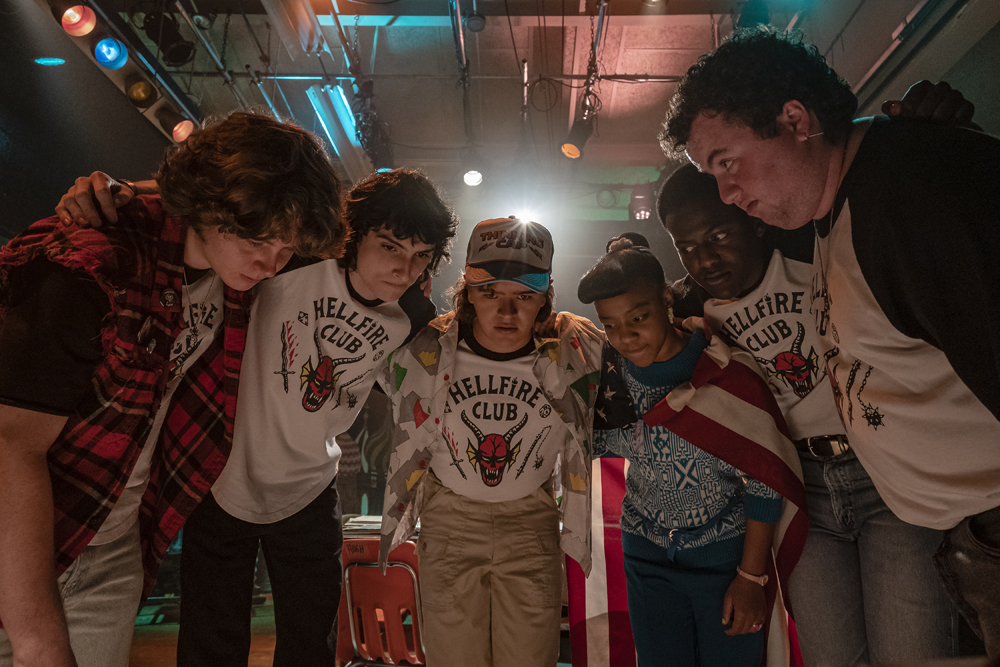 Finn Wolfhard, Gaten Matarazzo et Priah Ferguson dans la saison 4 de Stranger Things. © Tina Rowden/Netflix, 2022. stranger things saison 5