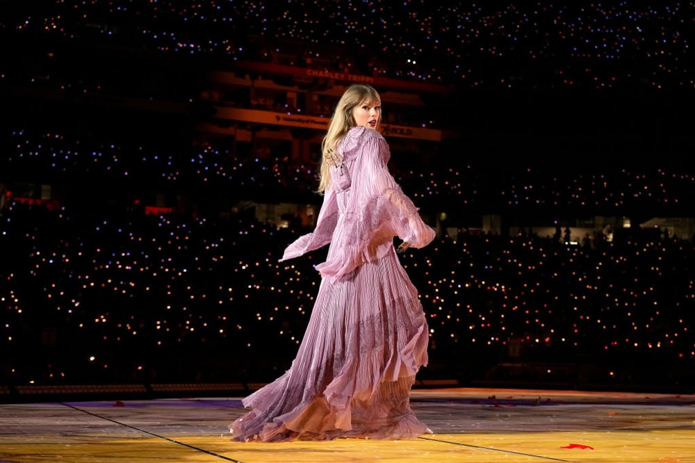 Taylor Swift en robe Alberta Ferretti lors de sa tournée Eras Tour ©Photo by Kevin Mazur/Getty Images.