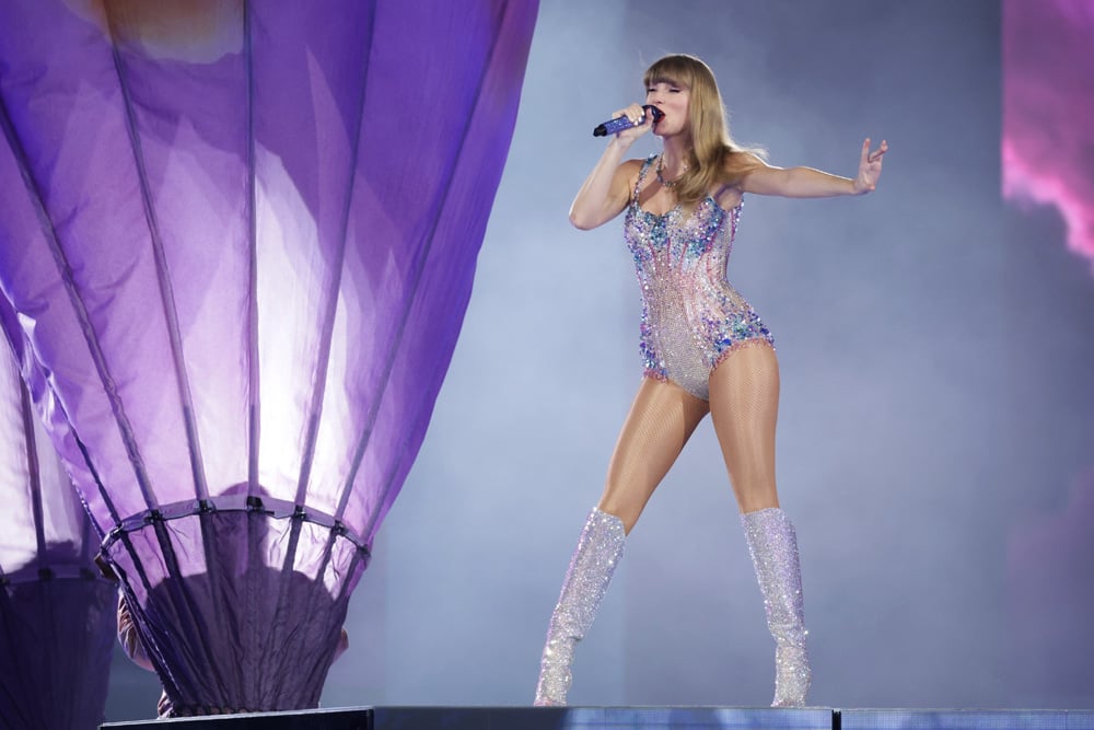 Taylor Swift en body Versace lors de sa tournée The Eras Tour à Singapour en mars 2024 © Photo par Ashok Kumar/TAS24/Getty Images for TAS Rights Management.