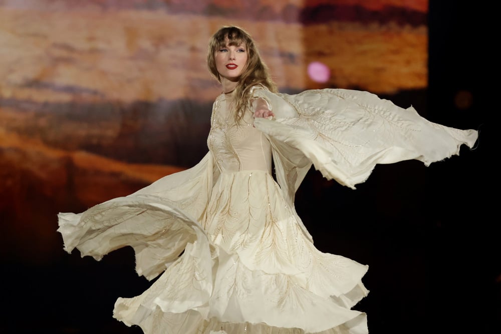 Taylor Swift en robe Alberta Ferretti lors de sa tournée The Eras Tour à Singapour en mars 2024 © Photo par Ashok Kumar/TAS24/Getty Images for TAS Rights Management.