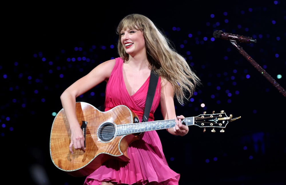 Taylor Swift en Roberto Cavalli lors de sa tournée The Eras Tour à Paris © Photo par Kevin Mazur/TAS24/Getty Images for TAS Rights Management.