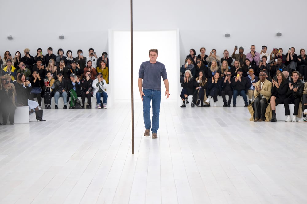 Jonathan Anderson au défilé Loewe printemps-été 2025 à la Fashion Week de Paris le 27 septembre 2024 